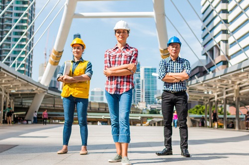 pracownicy w kaskach